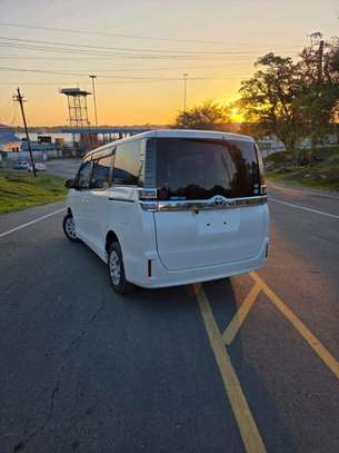 Toyota noah new image 1