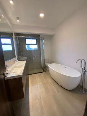 4 Bed Apartment with En Suite in Rosslyn image 8