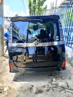 Toyota voxy black image 5