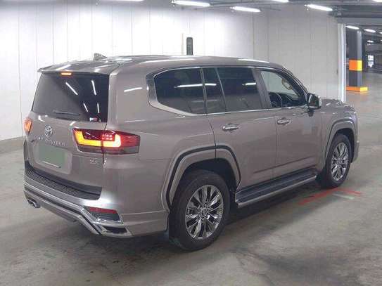Toyota Land Cruiser V8 image 3