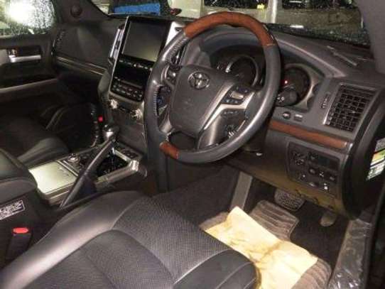 2016 Toyota land cruiser ZX V8 PETROL in Kenya image 4
