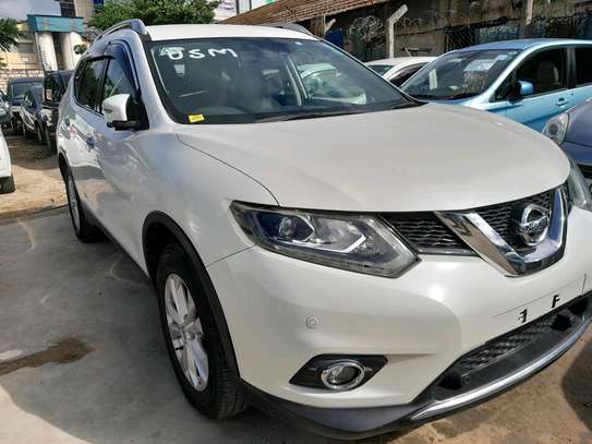 Nissan X-trail white 2016 5seater image 3
