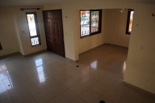 5 Bed House with Swimming Pool in Nyali Area image 7