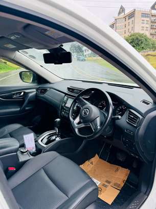 Nissan Xtrail Newshape pearl white image 8