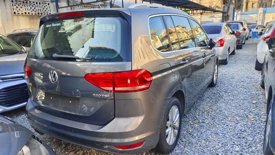 Volkswagen Touran TSI 2017 Sunroof image 9