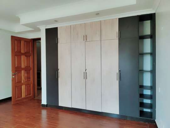 4 Bed Apartment with En Suite in Parklands image 8