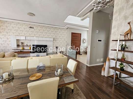 5 Bed House with En Suite in Spring Valley image 2