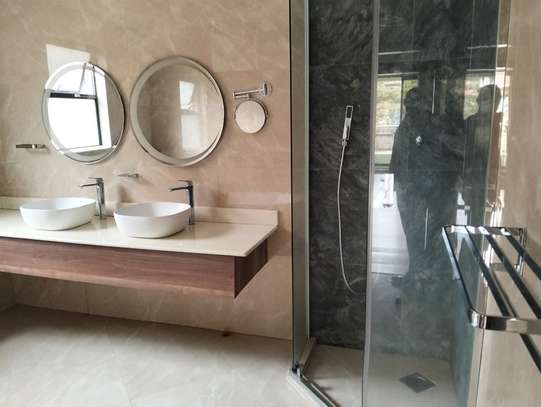 5 Bed House with En Suite in Lavington image 3