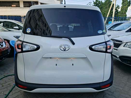 Toyota Sienta non hybrid image 5