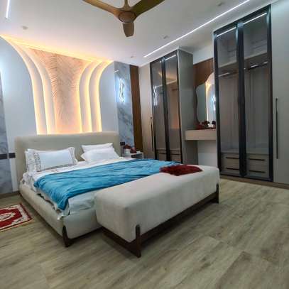 Serviced 2 Bed Apartment with En Suite at Tudor image 3