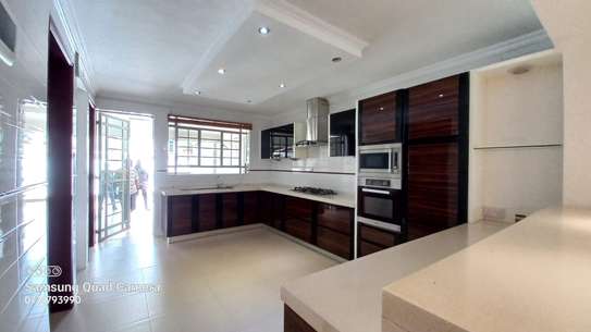 5 Bed House with En Suite in Brookside image 4