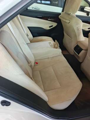 Toyota crown Royal image 3