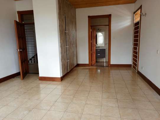 5 Bed House with En Suite in Rosslyn image 6