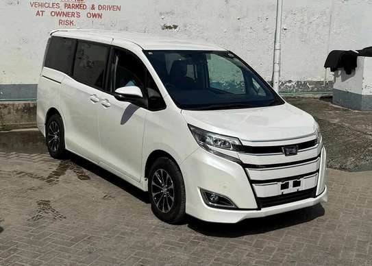 TOYOTA NOAH image 9