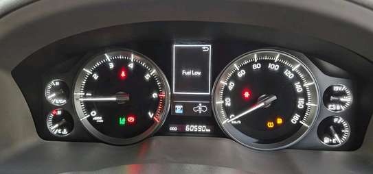 Land cruise v8  petrol image 5