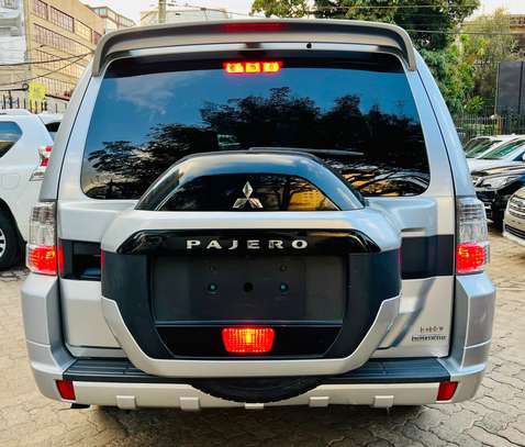 mitsubishi pajero new shape image 4