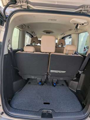 Nissan Serena hybrid. image 3