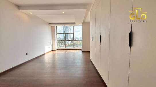 3 Bed Apartment with En Suite in Brookside image 8