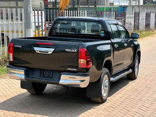 Toyota Hilux Double cabin image 2