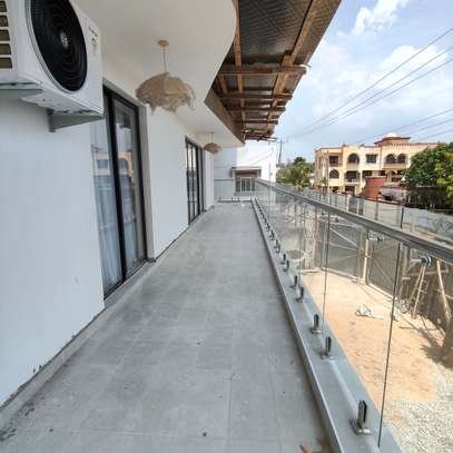 Serviced 3 Bed Apartment with En Suite at 2 Avanue image 6