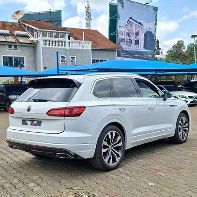 2019 Volkswagen Touareg Rline image 4