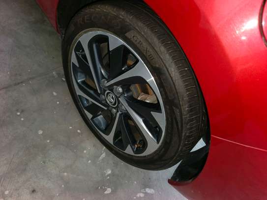 Toyota Auris hybrid image 8