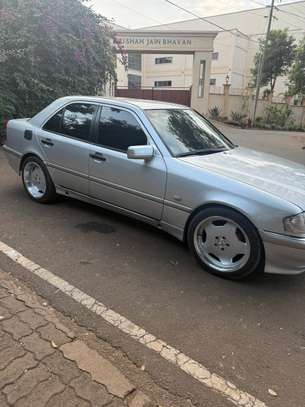 Mercedes C200 image 2