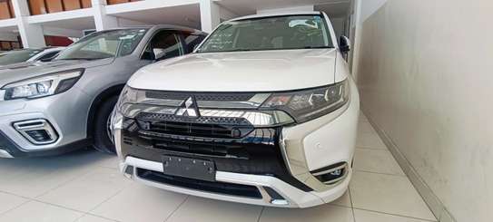 Mitsubishi Outlander SUV White Spacious Reliable image 2