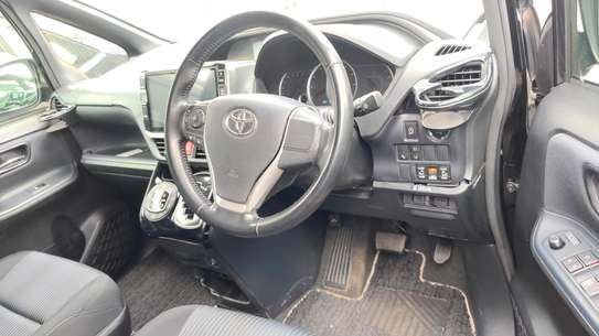 Toyota Voxy Black 2018 Si image 10