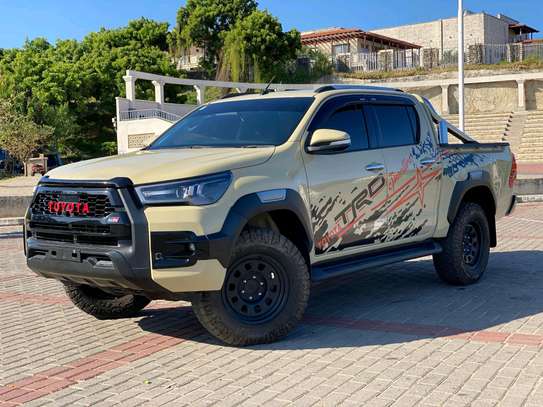 Toyota hilux double cub image 4