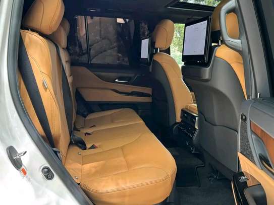2023 Lexus LX600 image 4