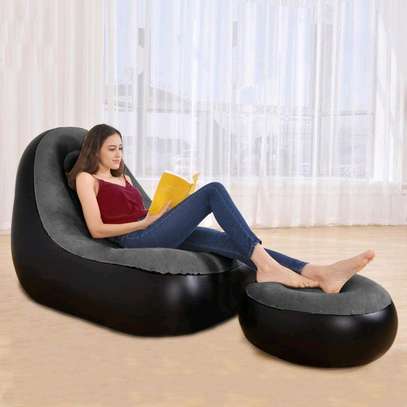 Inflatable seat with footrest image 1