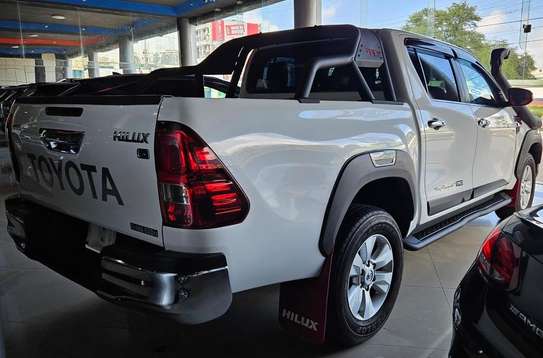 Toyota hilux image 4