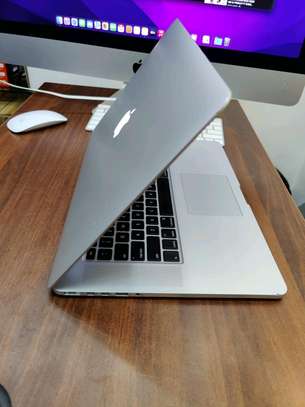 MacBook pro 15 i5 image 2