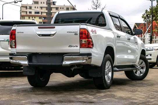 2016 Toyota Hilux double cab image 9