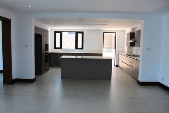 7 Bed Townhouse with En Suite in Kitisuru image 12