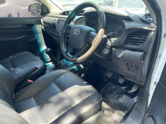 Toyota hilux single cab 2016model image 3