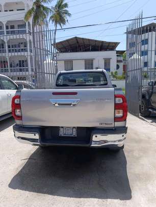 Toyota Hilux Double cabin image 2