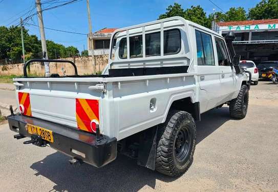 Toyota land Cruiser V8 Hard top Pick up 2014 image 7