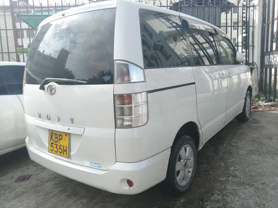 Toyota Voxy image 1