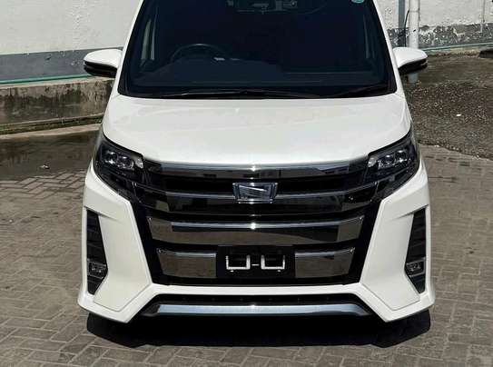 TOYOTA NOAH image 10