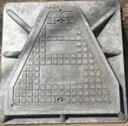 40 Tonne Heavy Duty Triangular Manhole Cover. image 2