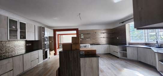 5 Bed Villa with En Suite in Rosslyn image 32