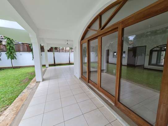 4 Bed Villa with En Suite in Nyali Area image 3