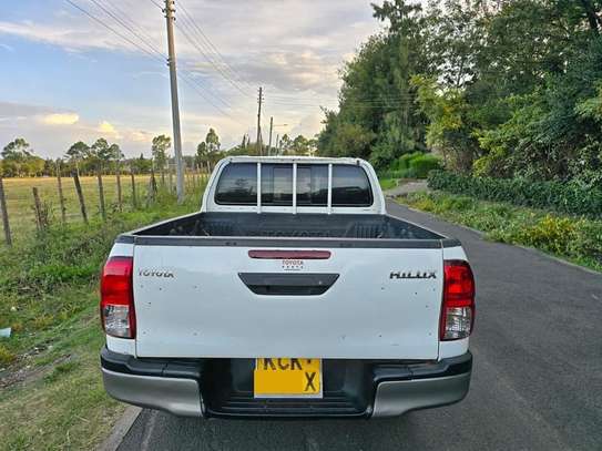 TOYOTA HILUX DOUBLE CAB image 4