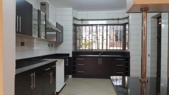 5 Bed Townhouse with En Suite in Spring Valley image 2