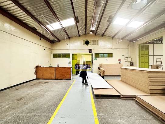 7,500 ft² Warehouse with Parking in Industrial Area image 11