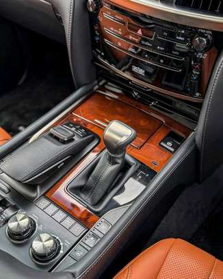 Lexus LX570 Grey 2018 image 10