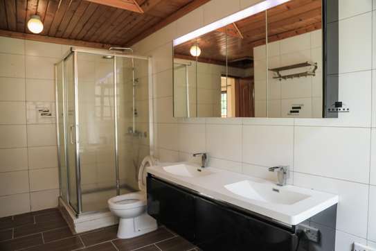 4 Bed House with En Suite in Redhill image 12