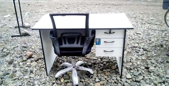 Super stylish and quality   office desks and chair image 3